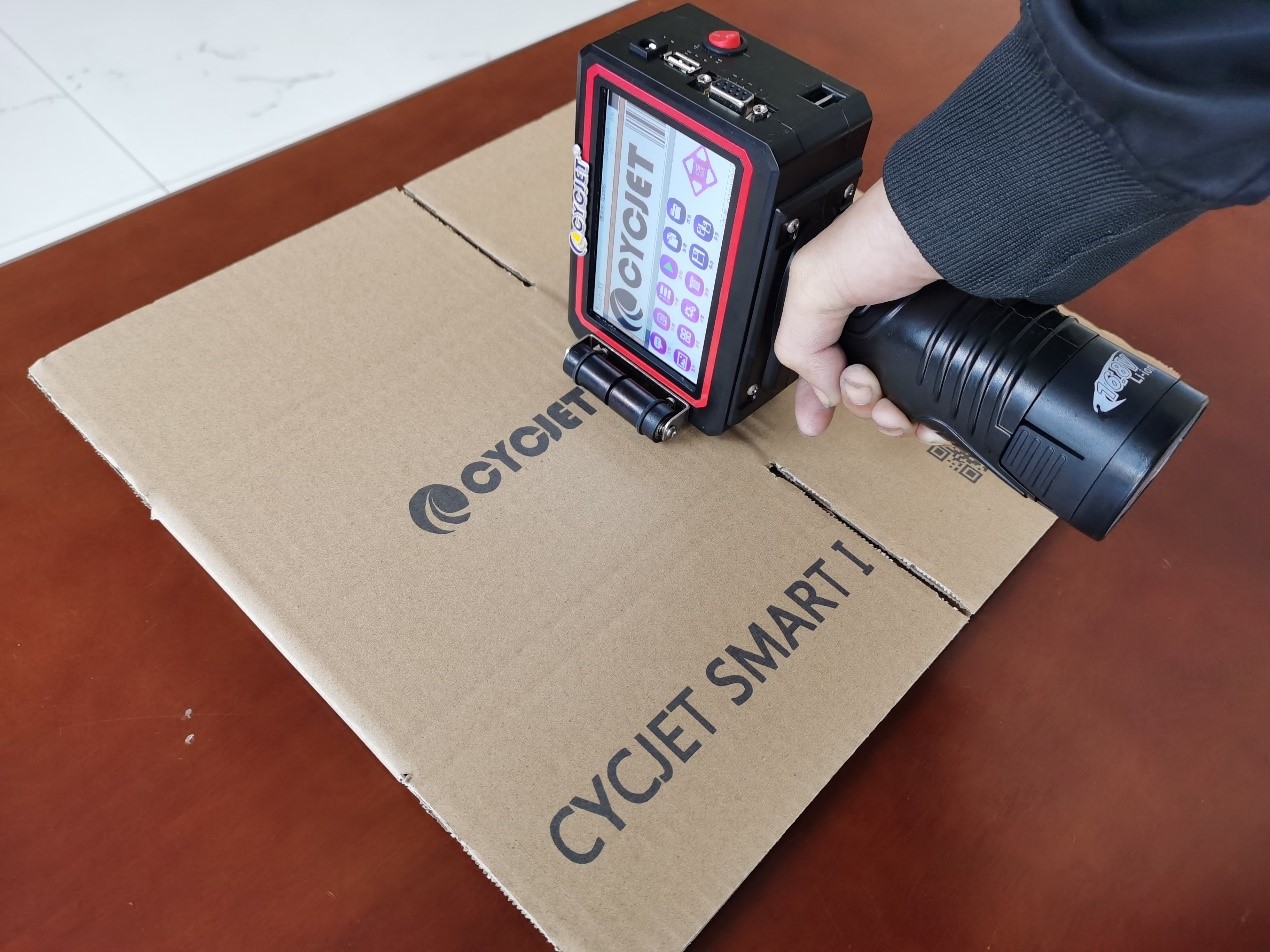 1699508980628055367.jpg Portable Handheld Inkjet Printer on Cartons.jpg